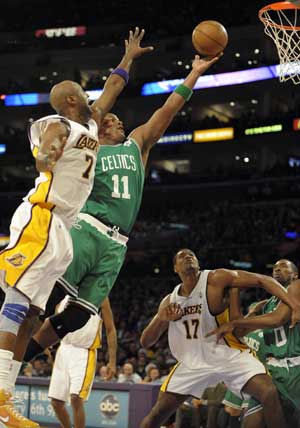 Glen Davis (L2) of Boston Celtics goes to the basket during the NBA games against Los Angeles Lakers in Los Angeles December 25, 2008.