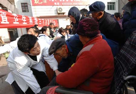 Medical practitioners give consultations to local farmers, at Xiaohe Township of Xiangfan City, central China's Hubei Province, Dec. 10, 2008. [Xinhua]