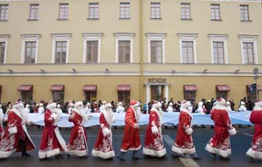 People dressed as Father Frost, the equivalent of Santa Claus, and Snow Maiden march in the centre of Minsk, capital of Belarus, December 25, 2008. Most Belarussians traditionally celebrate the coming of the New Year on December 31 as the biggest family holiday of the year.