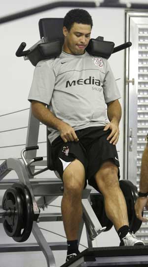 Brazilian striker Ronaldo exercises during his first training session with his new team Corinthians in Sao Paulo December 26, 2008.