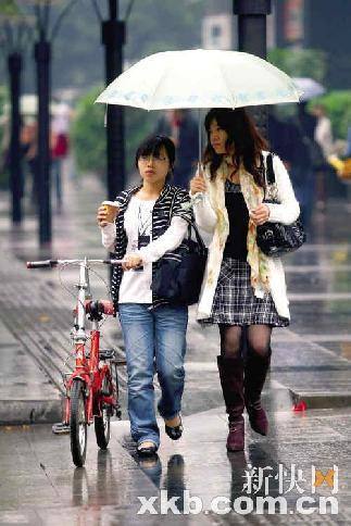 Guangzhou, capital city of Guangdong Province, has its first rainfall since winter this year.