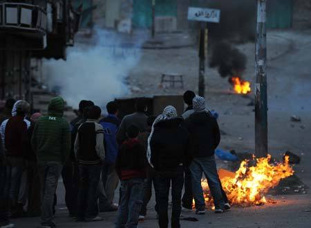 Palestinians take part in a protest against Israeli air strikes on Gaza in the West Bank city of Hebron, Dec. 27, 2008. (Xinhua Photo)