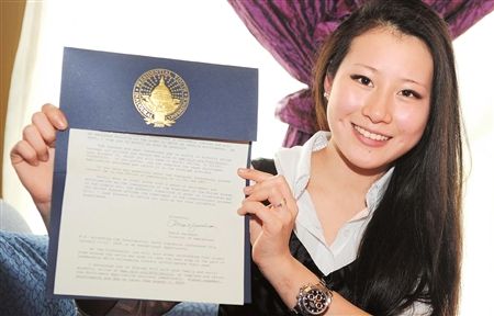 Li Zizi, a girl from Class 3, Grade 1 in Chengdu Experimental Foreign Language School, has been invited to attend President-elect Obama's inauguration on January 20, 2009 as part of a delegation of global high school students. [Chengdu Evening News] 