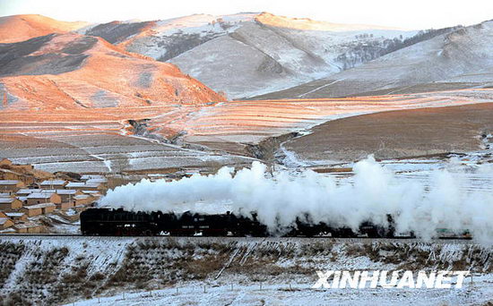 The second tourist festival of steam locomotives, co-sponsored by the Inner Mongolia Jitong Railway Group Limited Company and Keshiketengqi, opened at Jingpeng train station on December 27 2008. Photo taken on that day shows the 'Jitong' prairie tour steam train passes by the Jingpeng-Galadesitai section of Keshiketengqi, Inner Mongolia. 