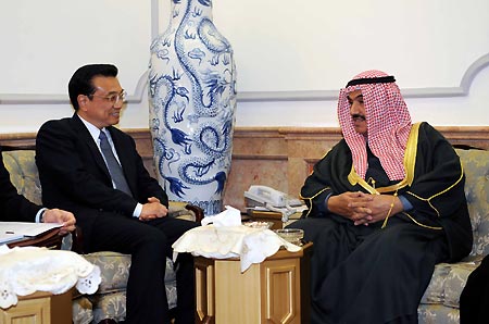 Kuwaiti Prime Minister Sheikh Nasser al-Mohammed al-Ahmad al-Sabah(R) meets visiting Chinese Vice Premier Li Keqiang in Kuwait City, Dec. 28, 2008. [Rao Aimin/Xinhua] 