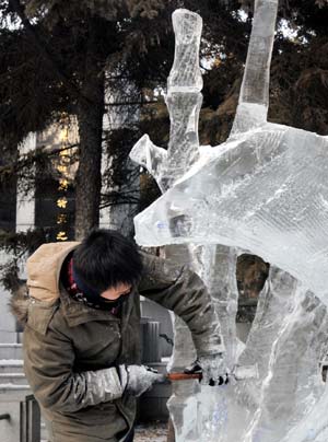 A participant creates an ice work during an ice-carving contest for college students in Harbin, capital of northeast China's Heilongjiang Province, Dec. 28, 2008.[Zengshuang/Xinhua] 