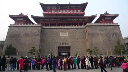 Citizens visit the in Xiangfan City, central China's Hubei Province, Dec. 28, 2008. The museum, opened on Sunday covering an area of 3,200 square meteres, displays more than 970 pieces of cultural relics of high values.[Xinhua]