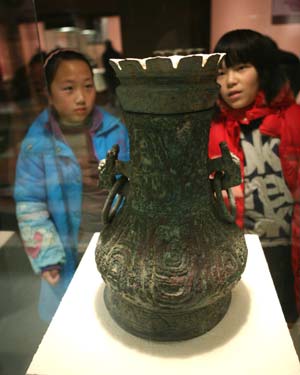 Two students view an exhibit at the Xiangfan Museum in Xiangfan City, central China's Hubei Province, Dec. 28, 2008. [Xinhua]