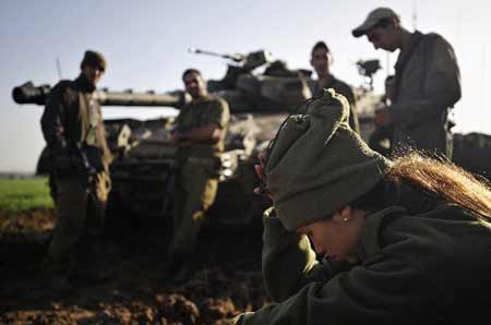 Israeli soldiers gather near a tank just outside the northern Gaza Strip December 28, 2008. [Xinhua/Reuters]