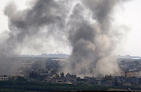 Smoke rises after an Israeli bomb exploded in Beit Lahiya in the northern Gaza Strip December 27, 2008. Israel's air force fired about 30 missiles at targets in the Gaza Strip on Saturday, destroying several Hamas police compounds and killing more than 140 people, medical officials and witnesses said. [Xinhua/Reuters]