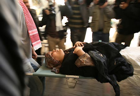 A Palestinian girl is brought to al-Shifa hospital in Gaza city Dec. 28, 2008. Israeli airstrikes in Gaza Strip continued for the second successive day, causing more than 1,000 casualties. [Xinhua]