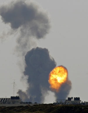 Smoke and fire are seen after an Israeli air strike in the northern Gaza Strip December 27, 2008. [Xinhua/Reuters]