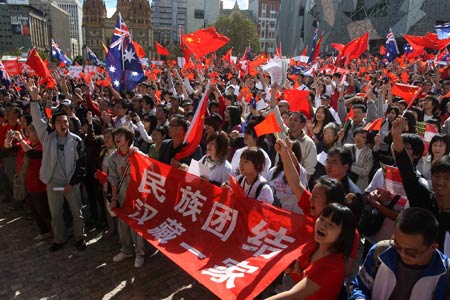 Thousands of overseas Chinese students in Federation Square, Melbourne, Australia hold a banner of protest against Tibetan separation. They waved the National Flag and sang the National Anthem in support of national unity. [People's Daily]