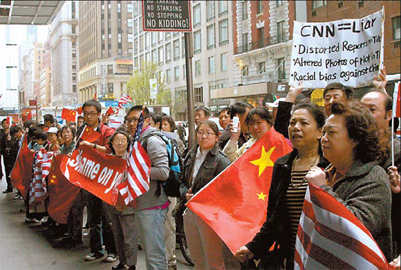 Chinese protesters demonstrate outside the CNN building in New York on April 22, 2008. They called for Jack Cafferty, a news commentator employed by the media company, to be sacked. [Xinhua]