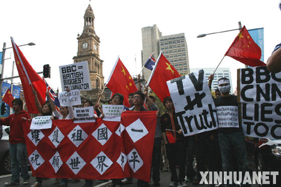 Thousands of Chinese held a large-scale patriotic parade in Sydney on April 13 to protest against false reports on the Tibet riots in some western media. The parade started near Chinatown, passed the city hall, and finished at Kensington Park. Demonstrators also called on oversea Chinese to support the Olympic torch relay. [Jiang Yaping/Xinhua]