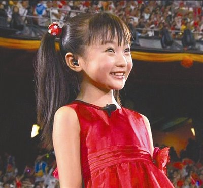 Lin Miaoke, the girl performs at the opening ceremony of Beijing Olympic Games. Her heartwarming performance of Ode is so charming that win many people’s hearts.[Xinhua]