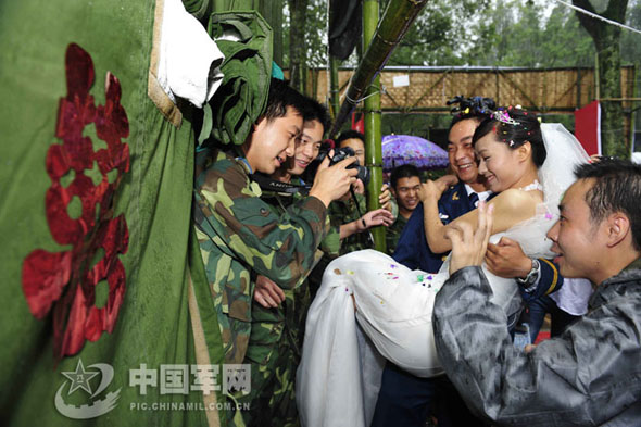  Qiu Tao and Lei Jia hold their wedding ceremony on June 7. The couple, who were supposed to get married on May 28, decided to postpone their wedding to throw themselves into disaster-relief work in quake-hit areas in their hometown. The 8.0-magnitude quake which jolted south China's Sichuan Province on May 12 left more than 69,000 people dead, 374,000 injured, 18,000 missing and millions homeless.
