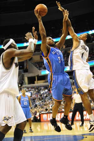 Desmond Mason (C) of Oklahoma City Thunder goes to the basket during the NBA basket games against Washington Wizards in Washington, the United States, Dec. 27, 2008.