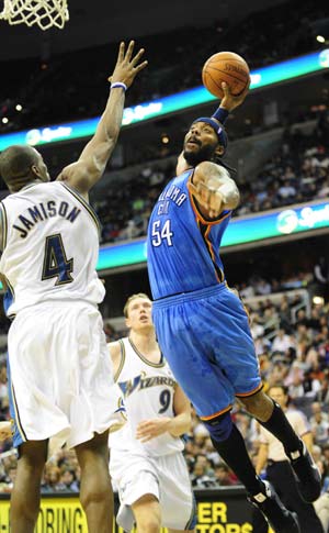  Cris Wilcox (R) of Oklahoma City Thunder goes to the basket during the NBA basket games against Washington Wizards in Washington, the United States, Dec. 27, 2008.