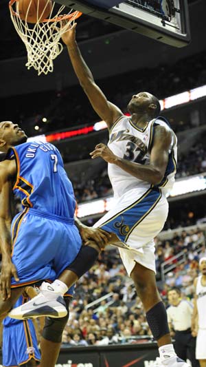 Andray Blatche of Washington Wizards dunks during the NBA basket games against Oklahoma City Thunder in Washington, the United States, Dec. 27, 2008. Washington Wizards won 104-95.