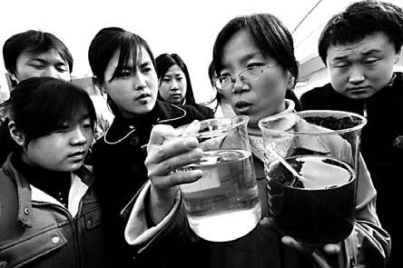 Staff from a sewage plant in Taiyuan introduce the wastewater treatment process to students from Shanxi Economics and Management College.