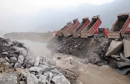 Photo taken on December 28, 2008 shows the last phase of damming the Jinsha River in the construction of the Xiangjiaba Hydropower Station which is the third largest of its kind in China. (Xinhua photo)