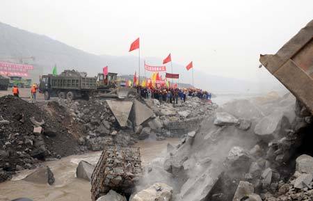 Photo taken on December 28, 2008 shows the last phase of damming the Jinsha River in the construction of the Xiangjiaba Hydropower Station which is the third largest of its kind in China. The damming of the river was finished at 11:26 AM on Sunday.(Xinhua photo)