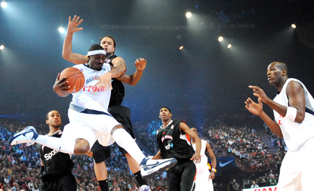 Yannick Bokolo (front L) of BCM Graveline-Dunkerque controls the ball during the French edition of the All Star game in Paris, France, Dec. 28, 2008. [Zhang Yuwei/Xinhua]