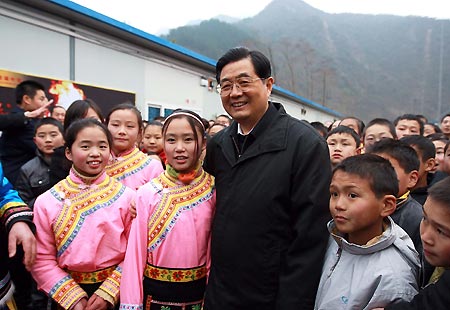 Chinese President Hu Jintao visits students and teachers at Guixi Middle School in Beichuan Qiang Autonomous County, southwest China's Sichuan Province, Dec. 27, 2008. President Hu Jintao visited quake-hit Sichuan Province on Dec. 27-29, showing concern for survivors and inspecting reconstruction work.[Ju Peng/Xinhua]