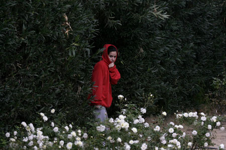 An Israeli stands at the scene of a rocket attack in the southern city of Ashkelon Dece 29, 2008.[Xinhua/Reuters] 