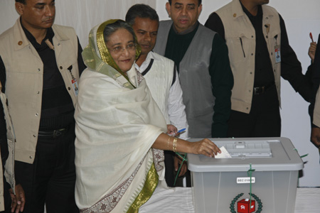 Bangladeshi former prime minister and major political party Bangladesh Awami League chief Sheikh Hasina casts her ballot in Dhaka, capital of Bangladesh, on Dec. 29, 2008. Polling started at 8 a.m. peacefully across Bangladesh on Monday to elect the country's 9th Parliament amidst toughest security. [Qamruzzaman/Xinhua]