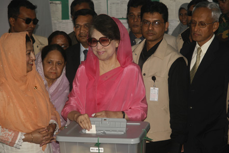 Khaleda Zia (C), Bangladeshi former prime minister and the chairperson of major political party Bangladesh Nationalist Party (BNP), casts her ballot in Dhaka, capital of Bangladesh, on Dec. 29, 2008. [Qamruzzaman/Xinhua]