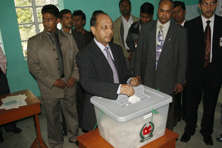 Bangladesh Army Chief Gen Moeen U Ahmed casts his ballot in Dhaka, capital of Bangladesh, on Dec. 29, 2008. Polling started at 8 a.m. peacefully across Bangladesh on Monday to elect the country's 9th Parliament amidst toughest security. [Qamruzzaman/Xinhua]