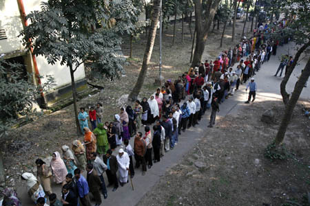 Bangladeshi voters queue at a polling station to cast their votes in Dhaka, capital of Bangladesh, on Dec. 29, 2008.[Qamruzzaman/Xinhua]