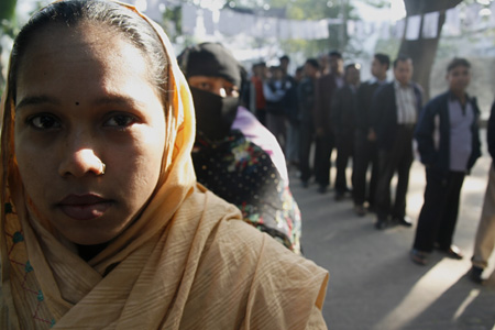 Bangladeshi voters queue at a polling station to cast their votes in Dhaka, capital of Bangladesh, on Dec. 29, 2008. [Qamruzzaman/Xinhua]
