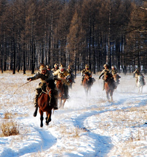 Oroqen hunters hunt in Oroqen ethnic autonomous county in north China's Inner Mongolia Autonomous Region, Dec. 27, 2008.[Zhou Ning/Xinhua]