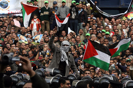 Egyptians hold an anti-Israel demonstration to show support for the Palestinian people, in Cairo Dec. 29, 2008. [Wissam Nassar/Xinhua]