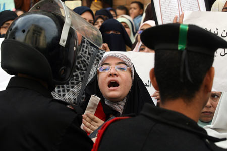 Egyptians hold an anti-Israel demonstration to show support for the Palestinian people, in Cairo Dec. 29, 2008. [Wissam Nassar/Xinhua]