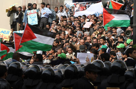 Egyptians hold an anti-Israel demonstration to show support for the Palestinian people, in Cairo Dec. 29, 2008. [Wissam Nassar/Xinhua]