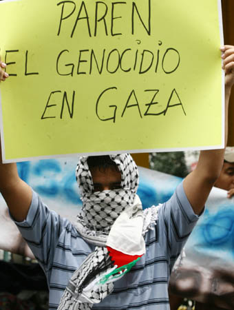 A Palestinian demonstrates in front of the Israeli Embassy in Caracas, capital of Venezuela, on Dec. 29, 2008. Palestinians who reside in Venezuela gathered here on Monday during a demonstration against Israeli airstrikes on the Gaza Strip. [Xinhua/Bolivar News Agency]