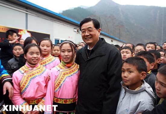 Chinese President Hu Jintao visits students and teachers at Guixi Middle School in Beichuan Qiang Autonomous County, southwest China's Sichuan Province, December 27, 2008. President Hu Jintao visited quake-hit Sichuan Province on Dec. 27-29, showing concern for survivors and inspecting reconstruction work. (Xinhua photo]