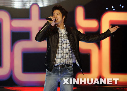 Lee-Hom Wang performs at a China Mobile awards ceremony at the Workers' Indoor Arena in Beijing to honor the year's most popular ring-tone music on December 28, 2008.