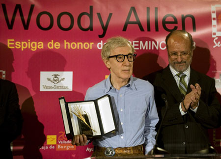 U.S. film director Woody Allen (L) poses with the Spike's Honor Award of The International Cinema Week beside the mayor of Valladolid, Francisco Javier Leon de la Riva in Valladolid December 29, 2008.
