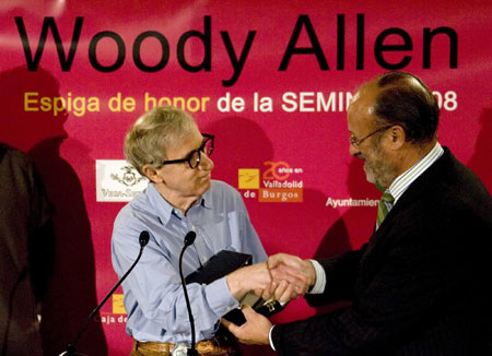 U.S. film director Woody Allen (L) receives the Spike's Honor Award from the mayor of Valladolid, Francisco Javier Leon de la Riva, during International Cinema Week in Valladolid December 29, 2008. 