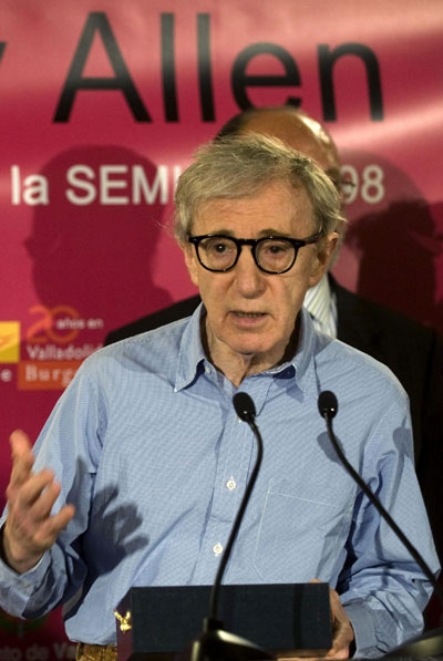 U.S. film director Woody Allen talks after receiving the Spike's Honor Award during International Cinema Week in Valladolid December 29, 2008. 