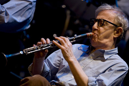 U.S. film director Woody Allen plays the clarinet during a performance with his New Orleans Jazz Band at the Calderon Theater in the central Spanish town of Valladolid December 29, 2008. 