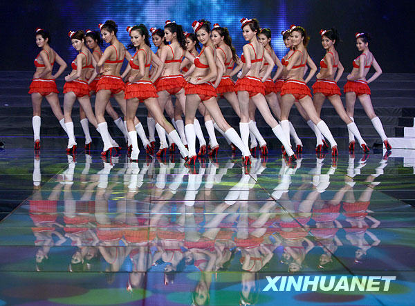 Models present creations for the finals of 2008 China Lingerie Model Contest in Nanning, South China's Guangxi Zhuang Autonomous Region, December 28, 2008.[Xinhua]