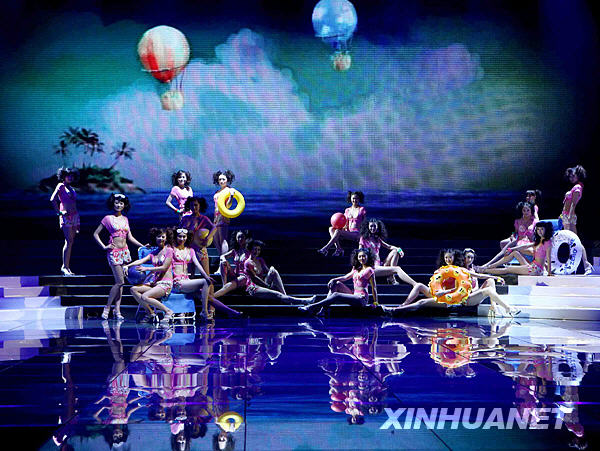  Models present creations for the finals of 2008 China Lingerie Model Contest in Nanning, South China's Guangxi Zhuang Autonomous Region, December 28, 2008.[Xinhua]