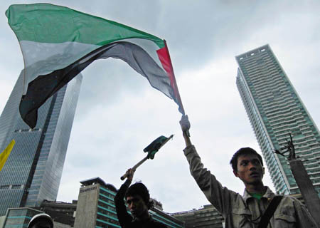 Indonesian people hold an anti-Israel demonstration to show support for the Palestinian people in Jakarta, capital of Indonesia, on Dec. 30, 2008. [Yue Yuewei/Xinhua]