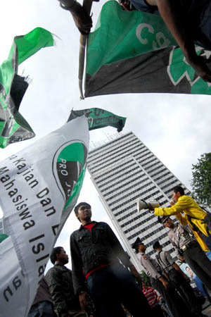  Indonesian people hold an anti-Israel demonstration to show support for the Palestinian people in Jakarta, capital of Indonesia, on Dec. 30, 2008. [Yue Yuewei/Xinhua] 